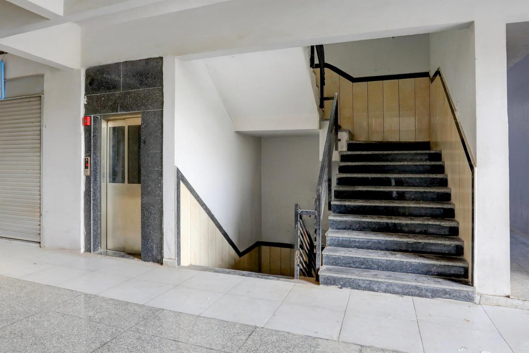 Super Townhouse Ambaji Formerly Hotel Kardhar Inn Eksteriør bilde
