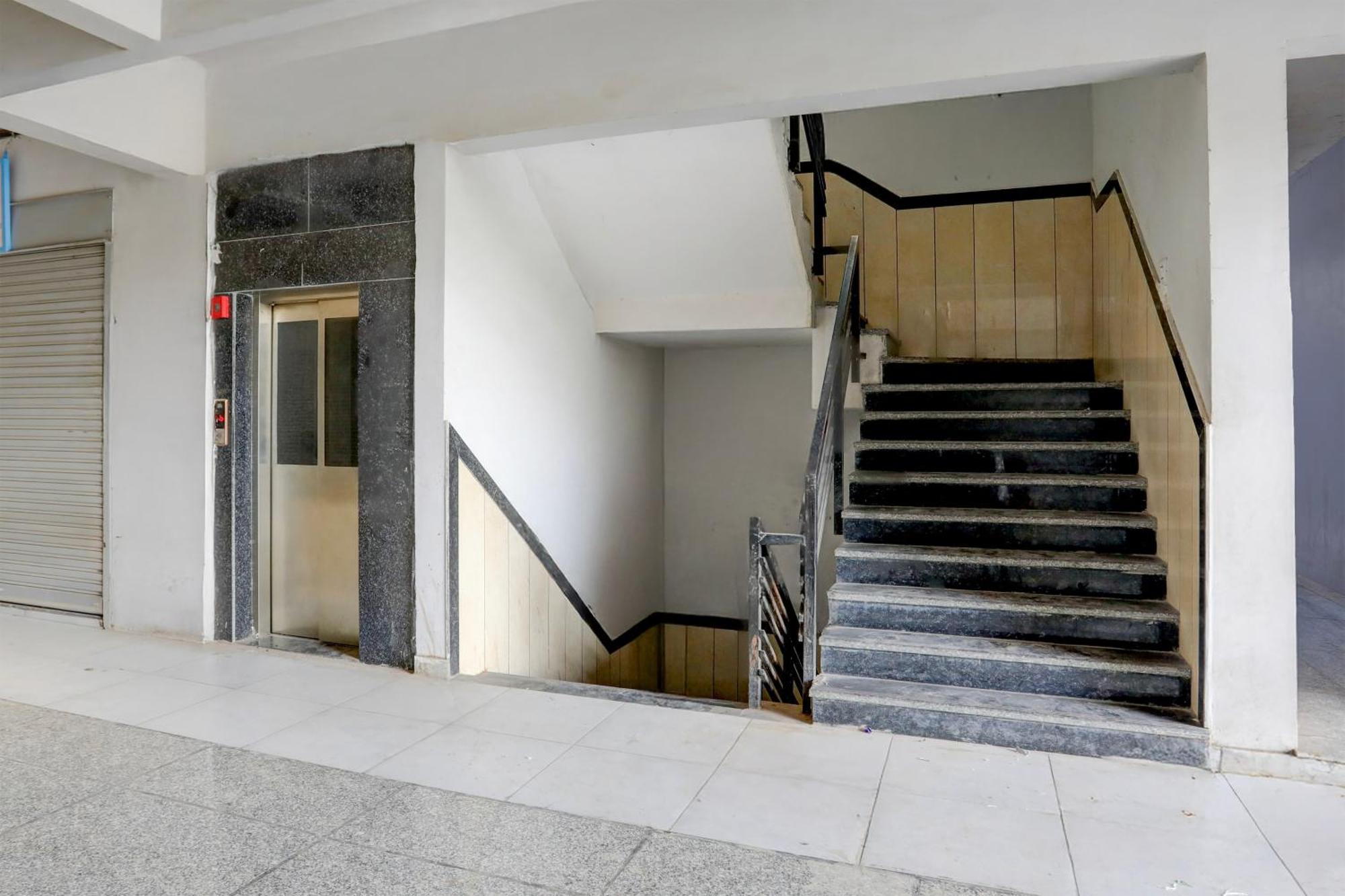 Super Townhouse Ambaji Formerly Hotel Kardhar Inn Eksteriør bilde
